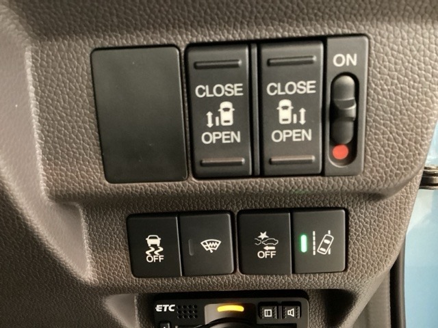 両側電動スライドドアは運転席から操作ができます。Hondaセンシング用のVSA（ABS＋TCS＋横滑り抑制）解除とレーンキープアシストシステムなどのメインスイッチも装備しています。