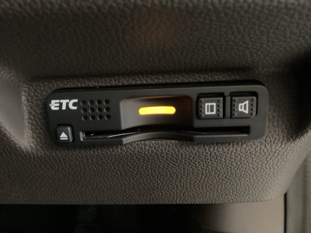 ハンドルの右下にETCがついています。高速道路の料金所の通過も楽々です！。　カードの取り出しもしやすい場所についています。