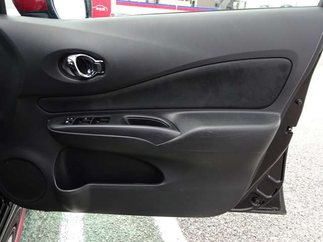 ◇運転席扉　内側部分になります◇【パワーウィンドウ】窓の開け閉め楽々！少し換気したいな～なんて時にササッと操作できますね♪