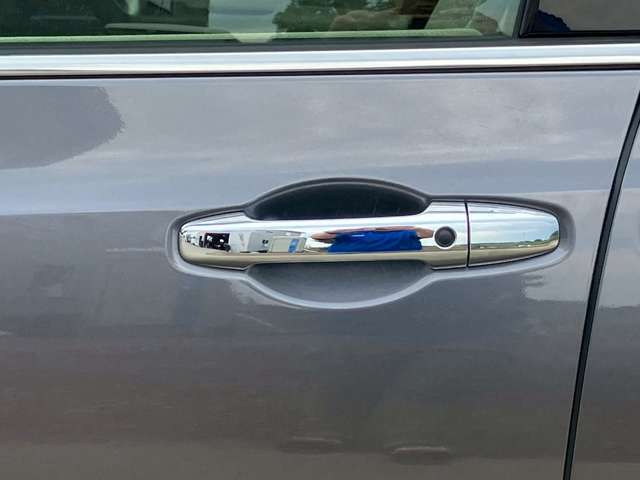 お車の状態は内外装共にとても綺麗な状態を保っておりますので私共でも自信を持ってお薦め出来る1台です！！同年式のお車と比べますと、大事にお乗りだった事を実感して頂けるはずです♪