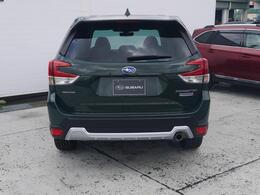 SUBARUの認定U-Carは、全国のSUBARUディーラーで無料修理が受けられる「SUBARUあんしん保証」付きです。1年、または2年間走行距離無制限で、幅広い部品の故障をカバーします。