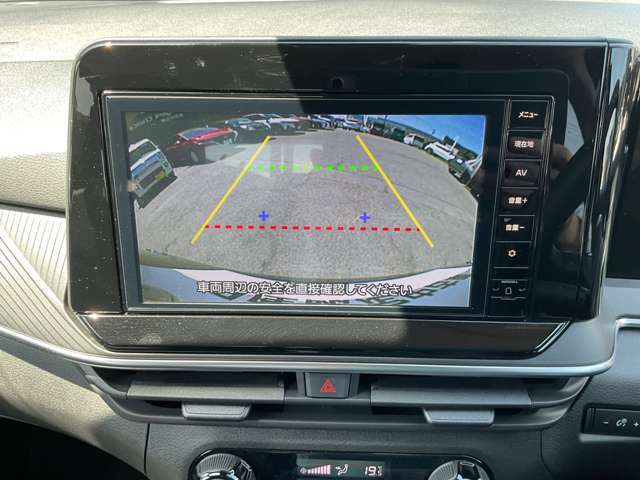 バックカメラ付きで駐車も簡単に行えます