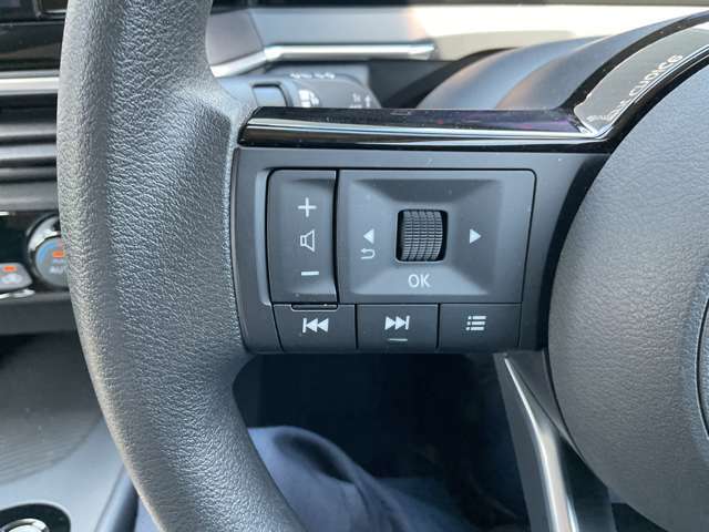 ステアリングスイッチ搭載で手元でオーディオやナビの音量調整等が出来ますので目線をずらすことなく使用できるので安全ですね。