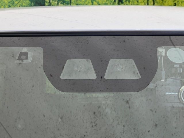 【スマートアシスト】走行中に前方の車両等を認識し、衝突しそうな時は警報とブレーキで衝突回避と被害軽減をアシスト。より安全にドライブをお楽しみいただけます。