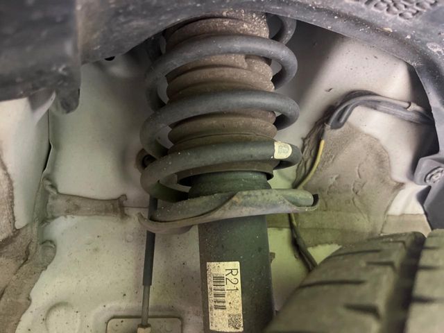 お車を安心してお乗りいただく為には、足回りの定期点検が欠かせません。サービスサポート（有償保証）では無料点検もご提供しており、安心のカーライフをお過ごしいただけるサポート体制が整っています。
