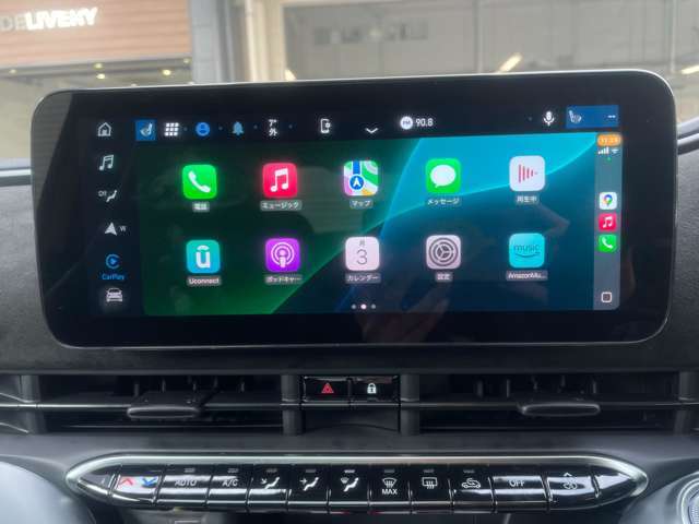 CarPlayシステムが採用されており、マップによる音声ナビゲーション/ストリーミング再生に対応したミュージック/　電話/メッセージなどお馴染みのアプリが操作できます！