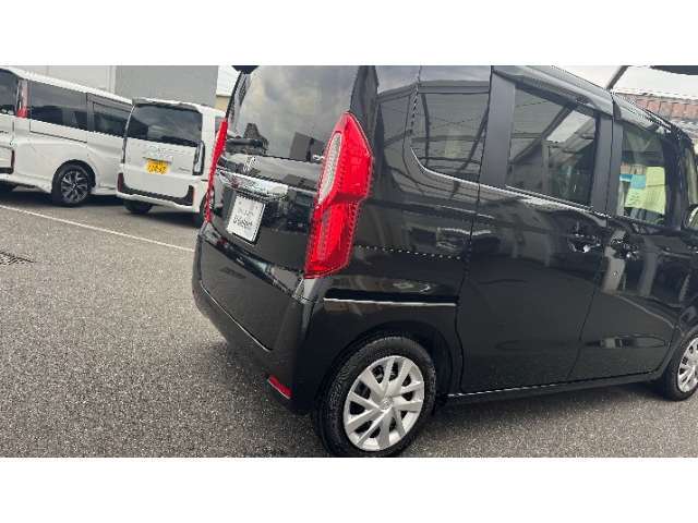 運転にゆとりを生む見晴らしの良さ。広いフロントガラスから見えるその視界の良さは乗っている人にしか分からない。安全性も重視しつつ、視界の良さを向上させる事で快適なドライブの時間にします。