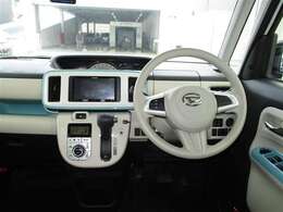 キャンバスの運転席周りです。