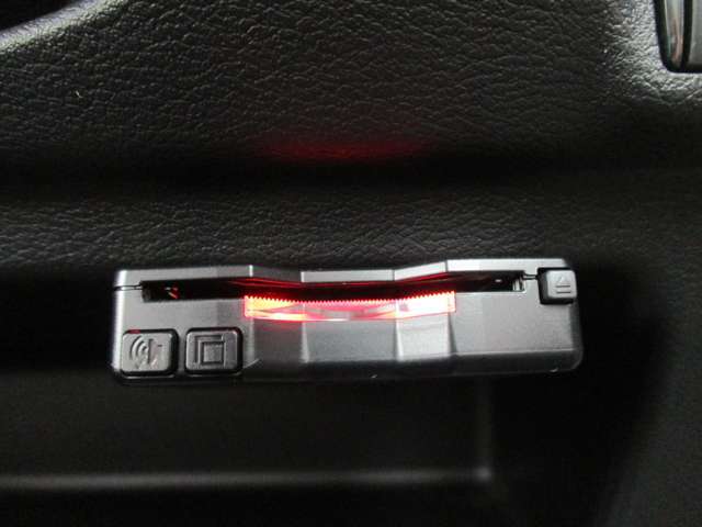 ETC付きです☆高速道路料金所での小銭の出し入れや雨天時における窓の開け閉めなどの煩わしさが解消できます。料金所の通過もスムーズで快適ですよ。