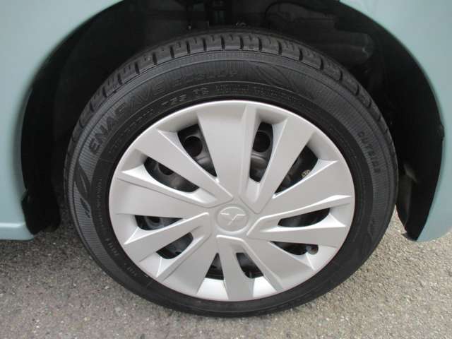 おしゃれは足元から、なんて言いますよね。こちらの車は純正のスチールホイール付きです！