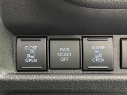 【両側パワースライドドア】スマートキーや運転席のスイッチで後席両側スライドドアの開閉が可能♪電動だから力を入れてドアを開ける必要が無く、小さなお子様でも簡単に開け閉めでき快適です♪