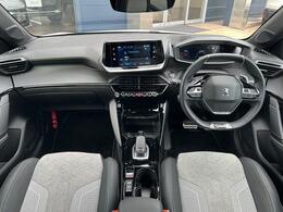 3D ICockpit　運転中の視線移動を最小限に抑える最適なレイアウト。その配置を可能にする小径ステアリング！