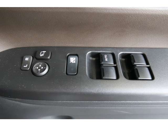 車検、板金なども、安価で安心、早いを常に目指しております。タイヤ・ナビなどのカー用品・マフラーなやローダウンサスペンションなどのカスタムパーツ・任意保険までトータルで安心のカーライフをお約束します。