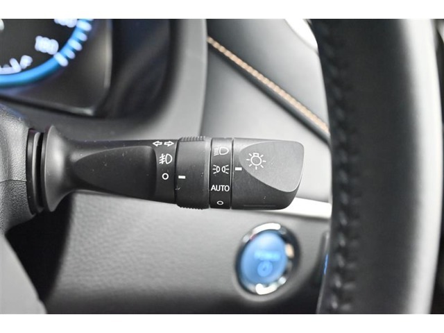 オートライト付き。ヘッドライトのオン、オフを自動でやってくれるので便利な装備です。