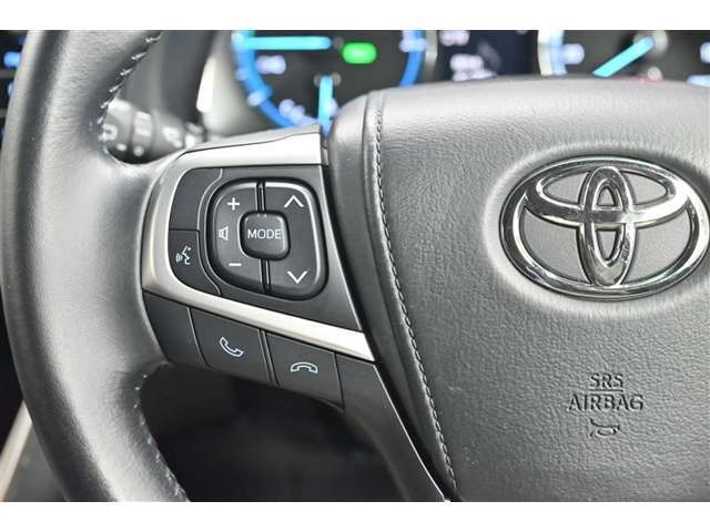 【ステアリングスイッチ】手元でオーディオやインフォメーションディスプレイの操作が可能。視線を移動させずに操作できますので安全です。