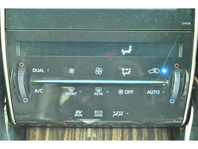 【オートエアコン】一度お好みの温度に設定すれば、車内の温度を検知し風量や温度を自動で調整。暑い…寒い…と何度もスイッチ操作をする必要はありません。快適な車内空間には必須の機能ですね