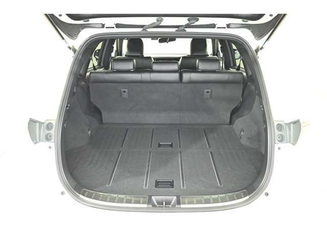 トランク開口部も比較的広くなっております。