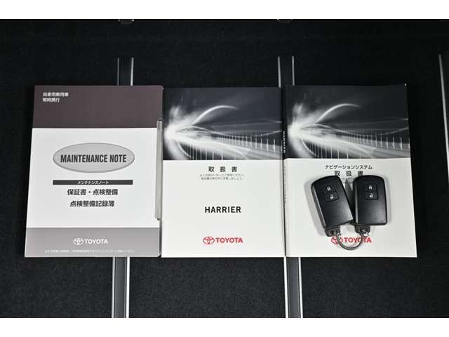 保証書・記録簿・取扱説明書と揃っていいます。キーの電池は新品にお取替えしてから納車させて頂きます。