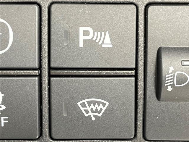 【パワーバックドア】荷物を抱えた状態でもリアゲートの開閉が可能です！お買い物時やアウトドアの際に役立ちますね。