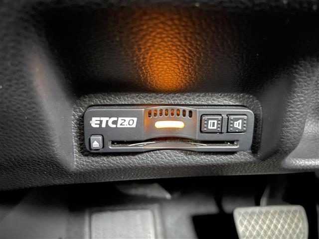 【ETC】有料道路を利用する際に料金所で停止することなく通過できる、ETC車載器（ノンストップ自動料金収受システム機器）が装備されています。セットアップを行うことで利用可能になります。
