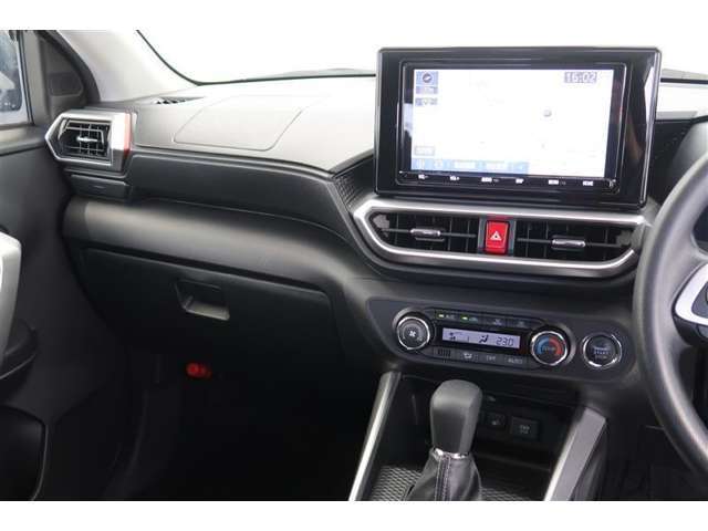 【まるまるクリーニング】内装工程では、中古車を気持ちよくお乗りいただけるよう清掃しております。シートの洗浄はもちろん、ニオイの元となるフロアカーペットまで洗浄・消臭を実施。