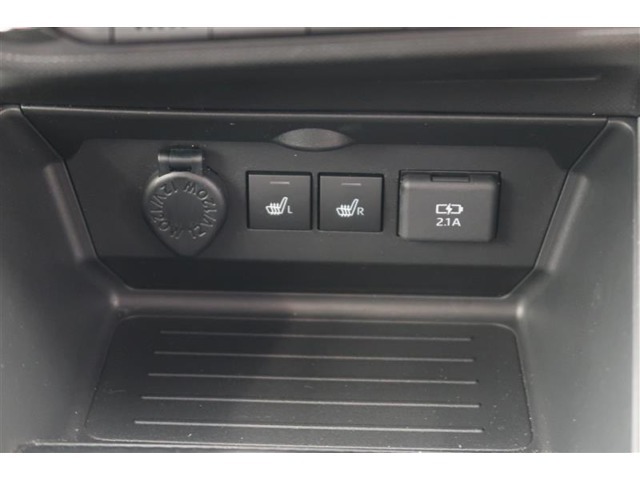 【シートヒーター】運転席、助手席ともにシートヒーター装備です。寒い朝、車内が暖まるのを待たずに快適に出発できます♪気持ちよく1日が始まります。