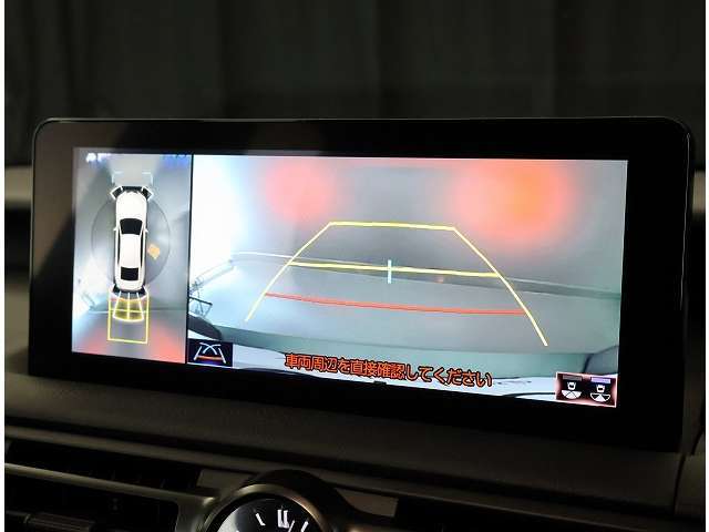 パノラミックビューモニター。車両を上から見たような映像を表示。運転席から目視しにくい車両周囲の状況をリアルタイムで確認できます。