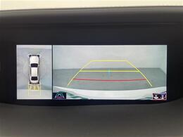 【パノラミックビューモニター】クルマを真上から見下ろした視点で駐車をサポートします！クルマの斜め後ろや真横など、いち早く障害物に気が付くことができます。