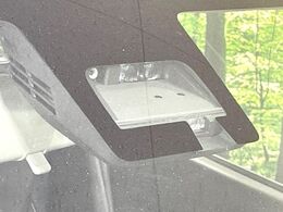 【スズキ　デュアルセンサーブレーキサポート】走行中に前方の車両等を認識し、衝突しそうな時は警報とブレーキで衝突回避と被害軽減をアシスト。より安全にドライブをお楽しみいただけます。