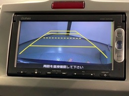 リバースギアに入れるだけで後方の表示へ切り替わります。夜間や雨の日の駐車も楽になりますよ。