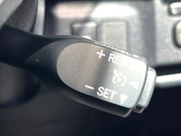 【クルーズコントロール】高速道路もラクラク走行。アクセルを離しても一定速度で走行ができ、長距離運転時の負担を軽減！加速・減速も簡単なスイッチ操作で調整できます。