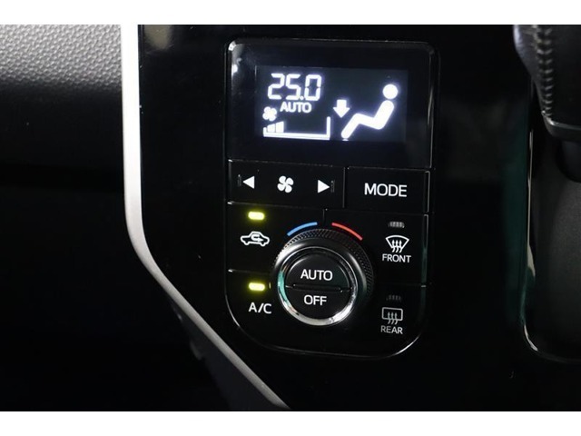 室内を快適温度にするオートエアコン！スイッチもシンプルで操作しやすく、オールシーズン快適なドライブに出かけられますね♪