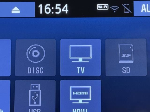 TVが見れるチューナーを装備しています。　新しい車でも付いていないことで、TVが見れない事も多々あるので要チェックです。