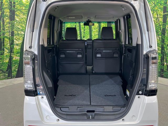 普段のお買い物や通勤、送迎等に十分な荷室スペースを確保しております。セカンドシートを倒すと、大きな荷物の積載も可能です♪