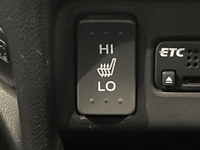 【シートヒーター】寒い日に重宝するシートヒーター！エアコンより早く温まってくれるので寒がりの人も安心ですね♪エアコンの温風は乾燥するから苦手、という方にもをおすすめです。