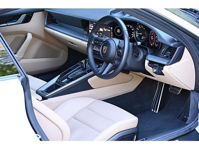 外装；キャララホワイトメタリック　内装；ブラック/モハーヴェベージュレザーシート　スポーツデザインパッケージ　スポーツクロノパッケージ　スポーツエグゾーストシステム（ハイグロスブラック）スポーツシート