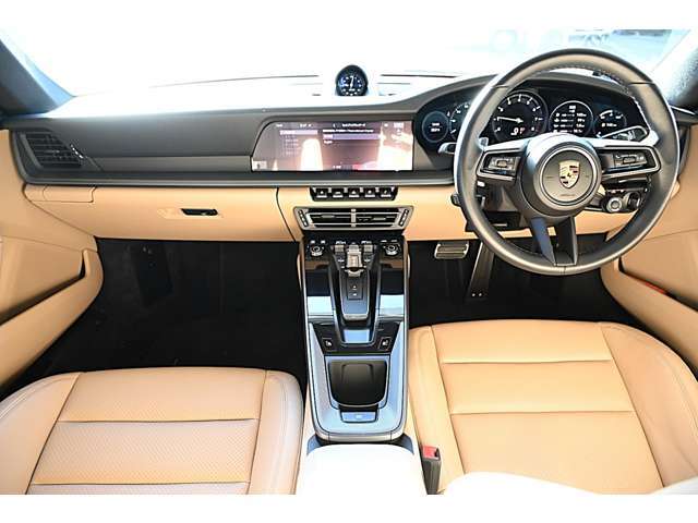 外装；キャララホワイトメタリック　内装；ブラック/モハーヴェベージュレザーシート　スポーツデザインパッケージ　スポーツクロノパッケージ　スポーツエグゾーストシステム（ハイグロスブラック）スポーツシート