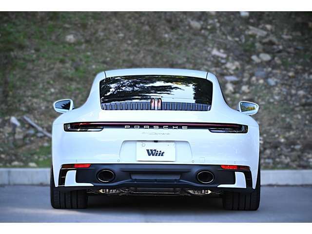 外装；キャララホワイトメタリック　内装；ブラック/モハーヴェベージュレザーシート　スポーツデザインパッケージ　スポーツクロノパッケージ　スポーツエグゾーストシステム（ハイグロスブラック）スポーツシート