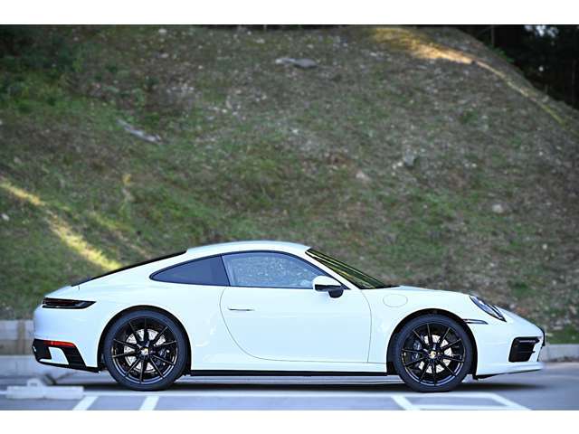 20/21インチカレラホイール（ハイグロスブラック）　プライバシーガラス　レーンチェンジアシスト　スポーツステアリングホイール（ヒーター付き）　パワーステアリングプラス　クレストエンボスヘッドレスト