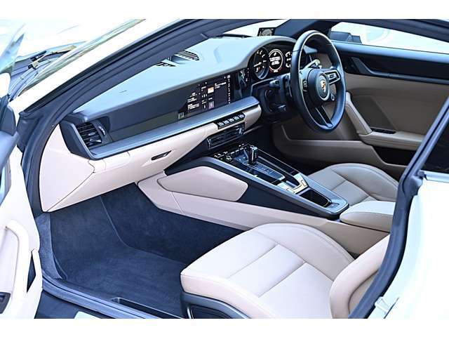 外装；キャララホワイトメタリック　内装；ブラック/モハーヴェベージュレザーシート　スポーツデザインパッケージ　スポーツクロノパッケージ　スポーツエグゾーストシステム（ハイグロスブラック）スポーツシート