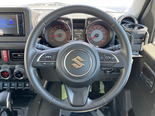 【純正革巻きステアリング】上質な革を使用することで、手にしっかり馴染みとても運転しやすいハンドルです♪