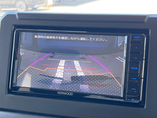【バックカメラ】駐車時に後方がリアルタイム映像で確認できます。大型商業施設や立体駐車場での駐車時や、夜間のバック時に大活躍！運転スキルに関わらず、今や必須となった装備のひとつです！