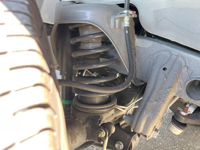 お車を安心してお乗りいただく為には、足回りの定期点検が欠かせません。サービスサポート（有償保証）では無料点検もご提供しており、安心のカーライフをお過ごしいただけるサポート体制が整っています。