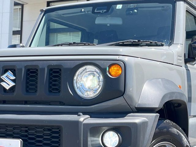 【LEDヘッドライト】悪天候や夜間走行時も良好な視界を確保し安心して運転できる高輝度LEDヘッドライトを装備！点灯速度が早く、消費電力も抑えられています。