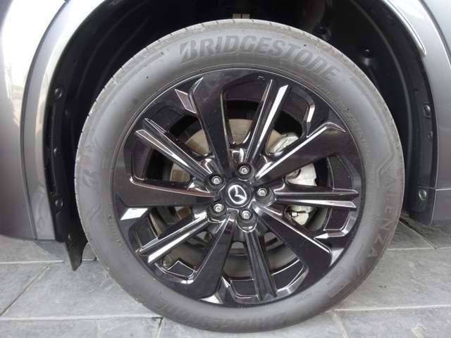 足元は純正サイズ235/50R20　タイヤは新車装着タイヤ　ブリヂストン　ALENZA　2022年製です。ホイールは、純正20インチアルミホイール。ブラックメタリック塗装に切削加工を施したデザインです。