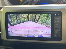 【バックカメラ】駐車時に後方がリアルタイム映像で確認できます。大型商業施設や立体駐車場での駐車時や、夜間のバック時に大活躍！運転スキルに関わらず、今や必須となった装備のひとつです！