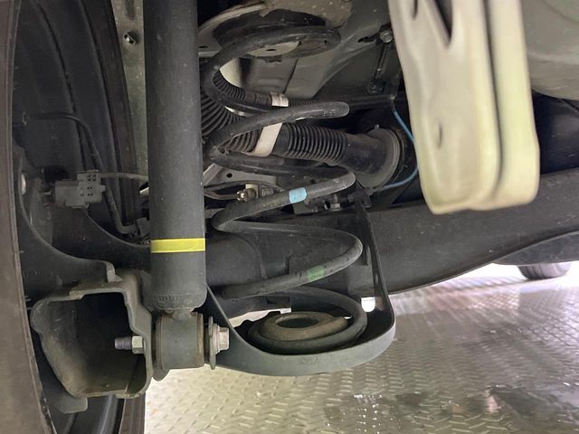 お車を安心してお乗りいただく為には、足回りの定期点検が欠かせません。サービスサポート（有償保証）では無料点検もご提供しており、安心のカーライフをお過ごしいただけるサポート体制が整っています。