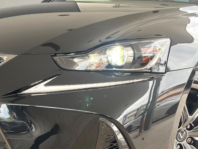 【LEDヘッドライト】悪天候や夜間走行時も良好な視界を確保し安心して運転できる高輝度LEDヘッドライトを装備！点灯速度が早く、消費電力も抑えられています。