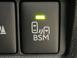 【ブラインドスポットモニター】走行中、ドアミラーの死角になりやすい箇所に後続車が接近するとサイドミラーのレンズに警告を表示！ドライバーに注意喚起をしてくれます。