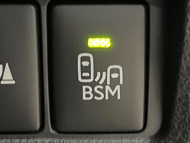 【ブラインドスポットモニター】走行中、ドアミラーの死角になりやすい箇所に後続車が接近するとサイドミラーのレンズに警告を表示！ドライバーに注意喚起をしてくれます。